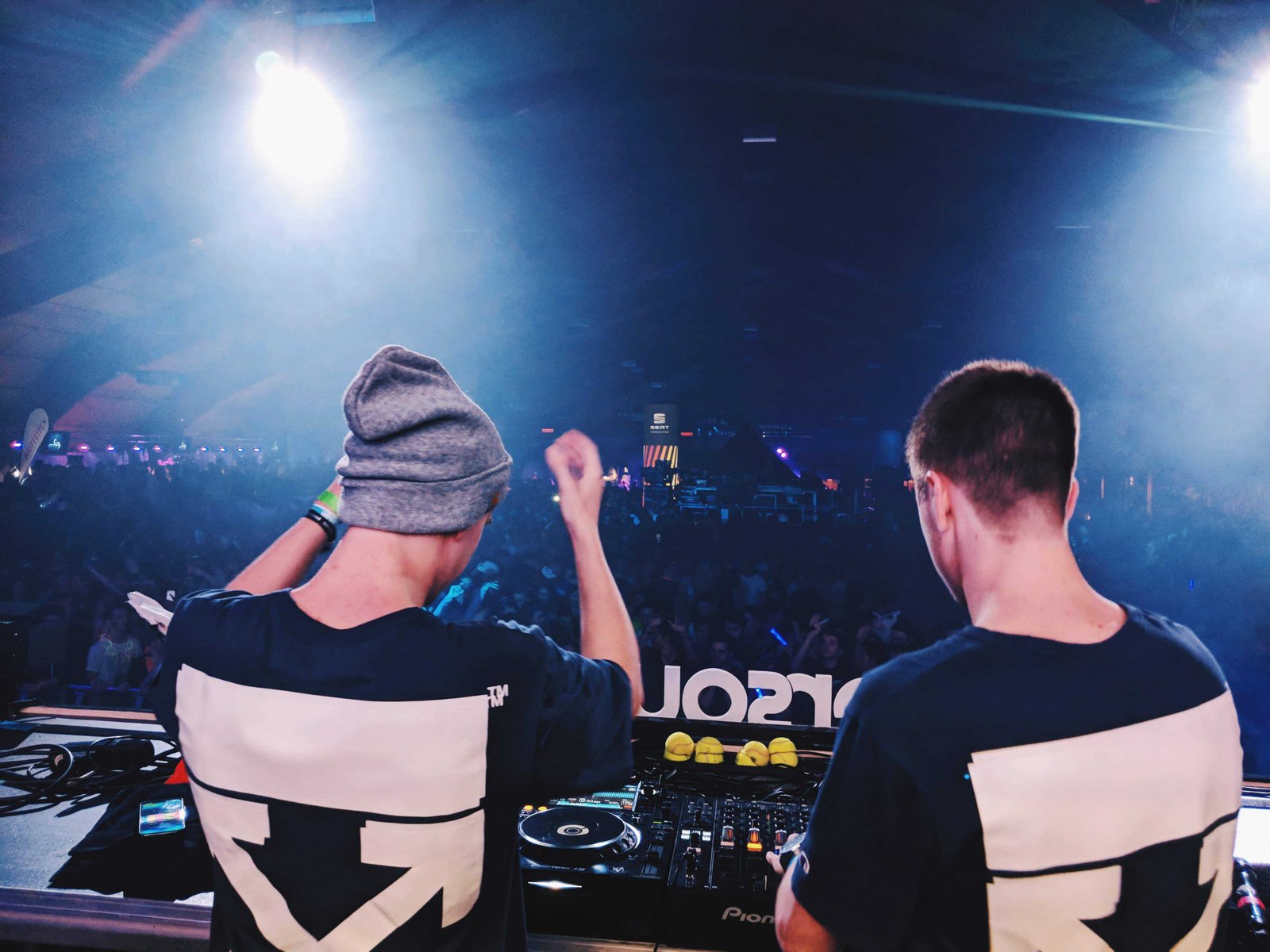 COMPLETE Adamas Milos Travel Guide (2026) 10 Nighlife in Adamantas