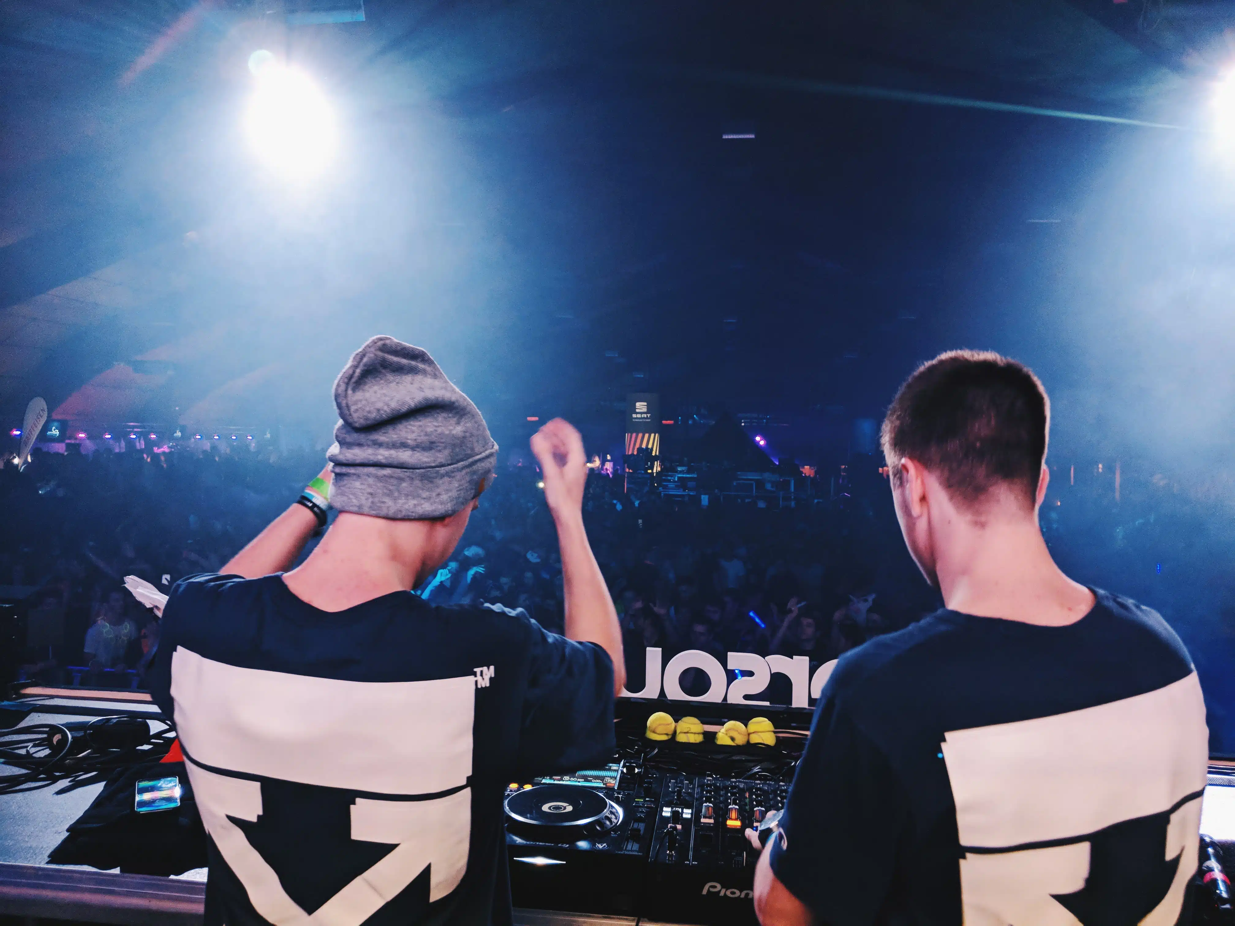 Nighlife in Adamantas