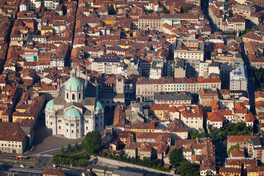 Map of Lake Como (Best Towns, Hotels & How to Plan Your Trip) 16 Cathedral of Como city