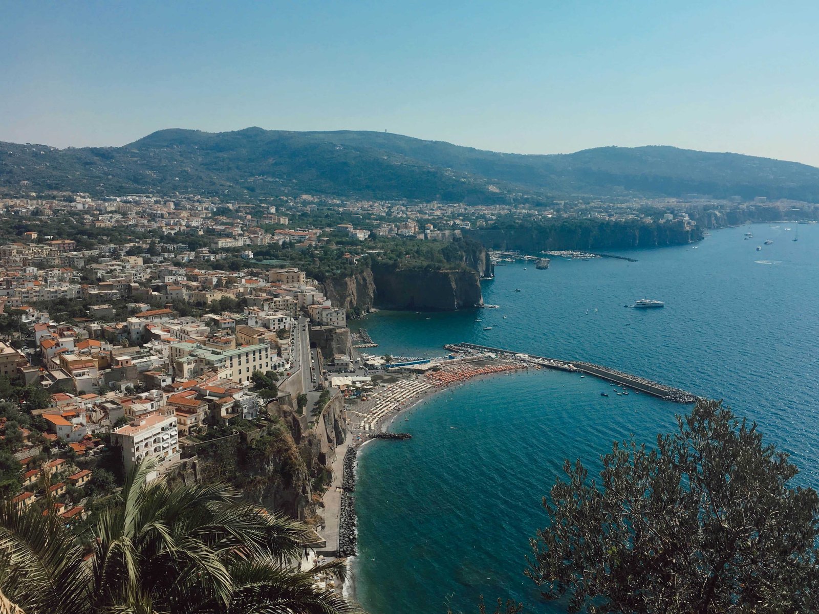 33 Things You Want To Know About Sorrento Italy - FAQ 2 Overview over the Sorrento Bay