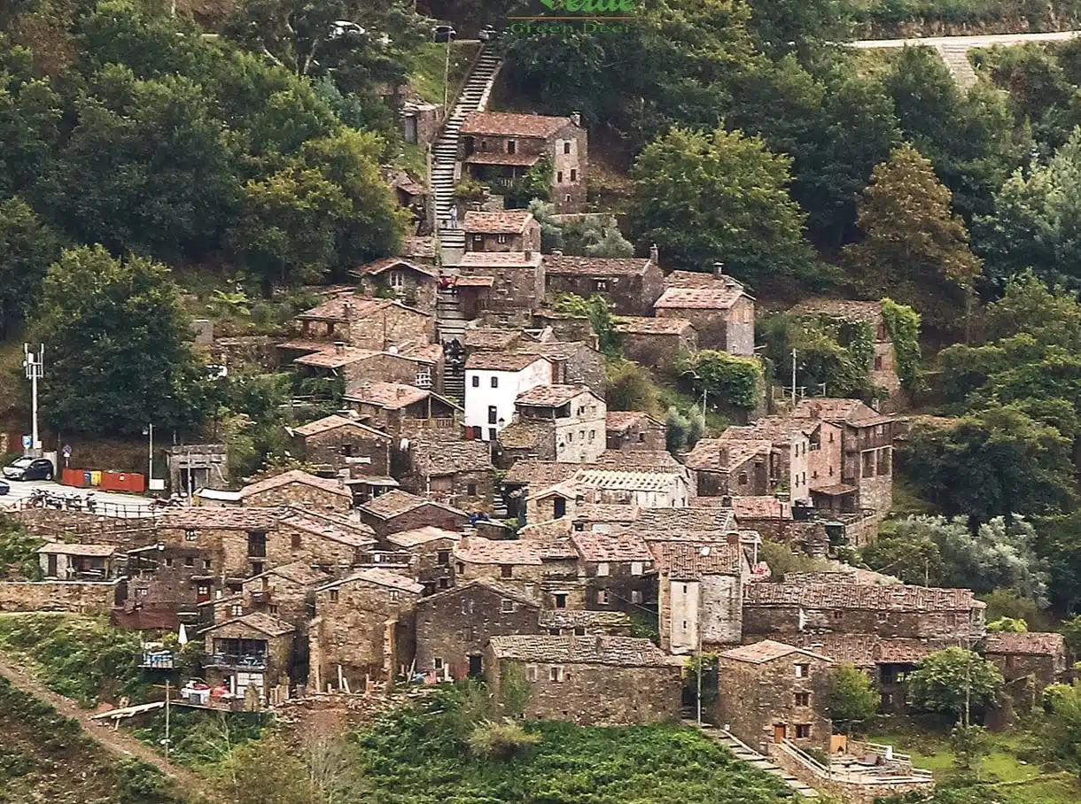 Candal schist village