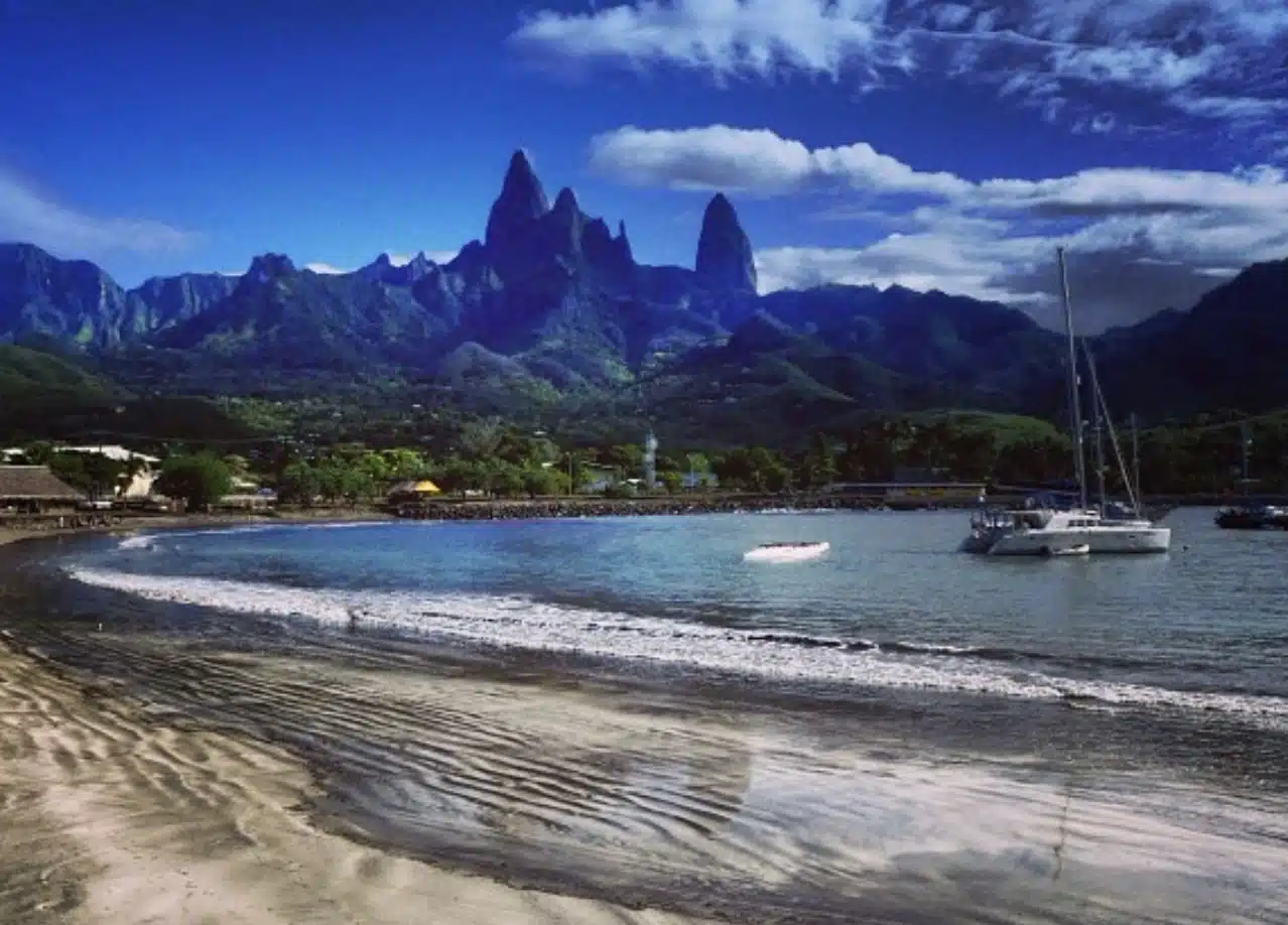 Ua Pou, view over the bay with boats in the water