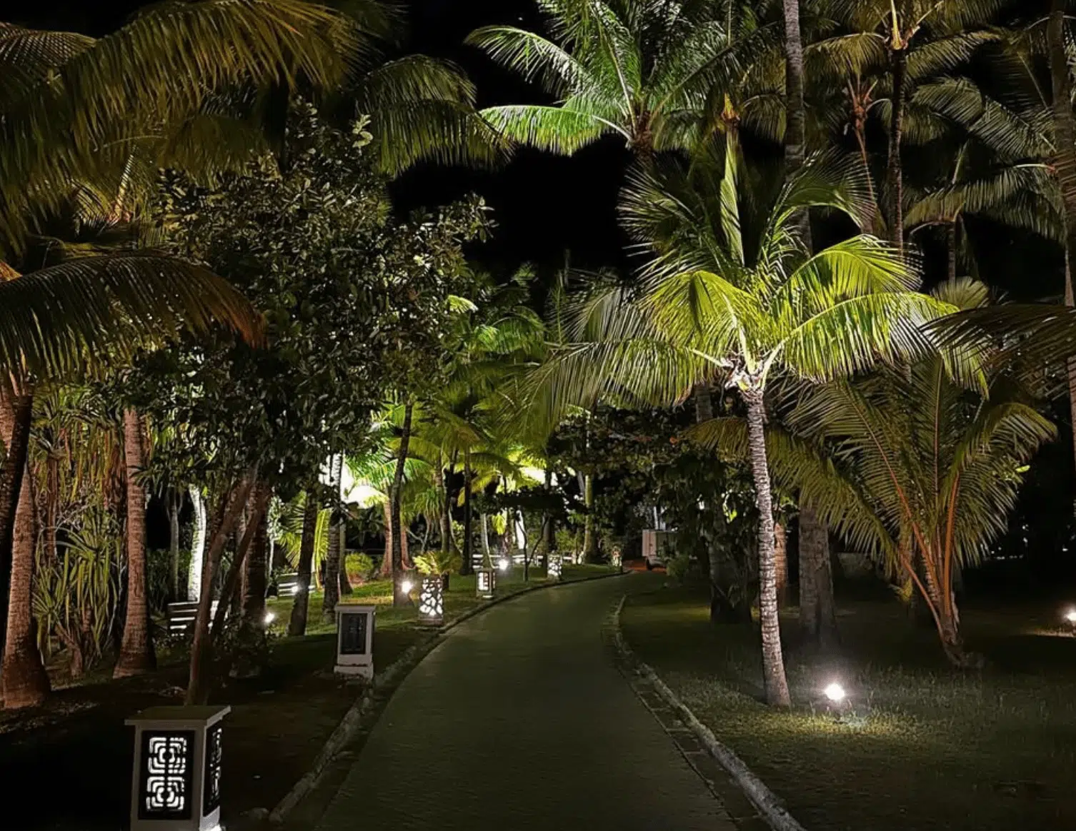 Bora Bora St. Regis review of the street