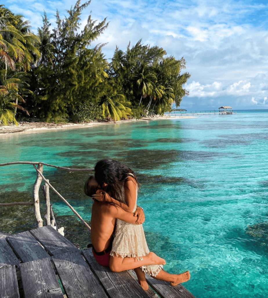 Fakarava couple kissing