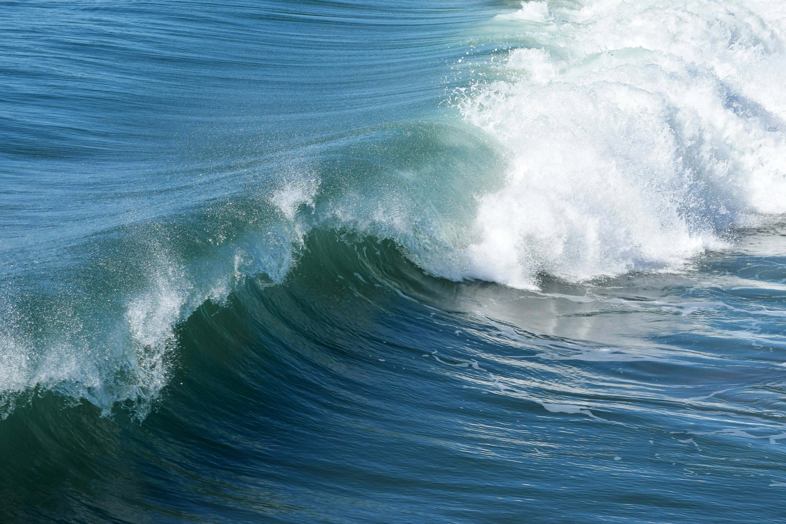 9 Sailing Travel Tips for a Smooth Trip 6 Wave crashing onto water