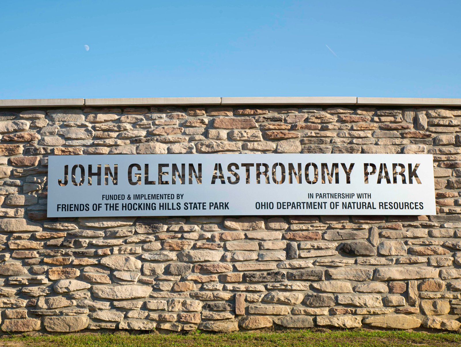 What Are The Top 17 Things To Do In Hocking Hills, Ohio? 10 John Glenn Astronomy Park signpost at the entrance