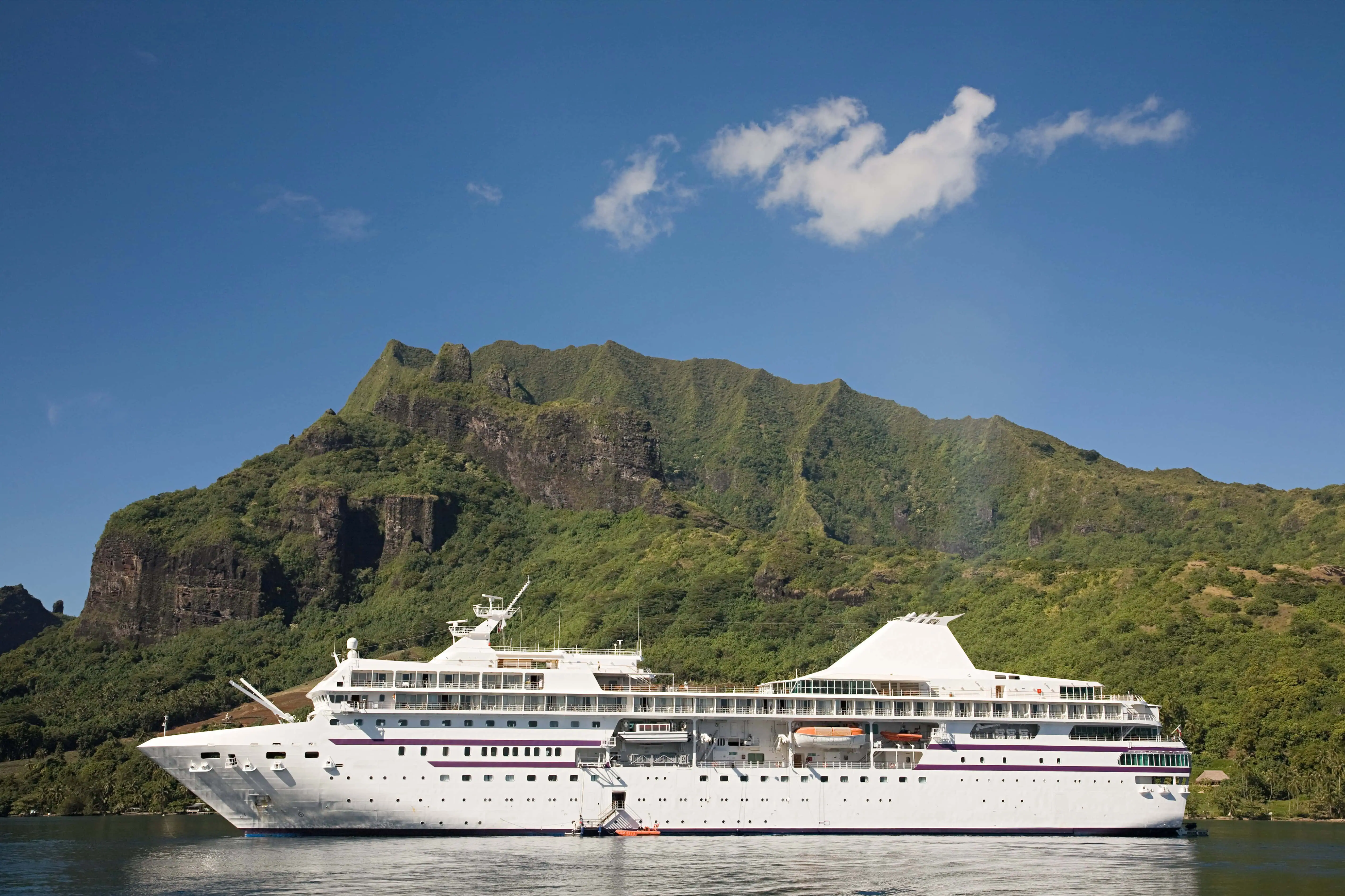 Windstar cruises ship in moorea harbour