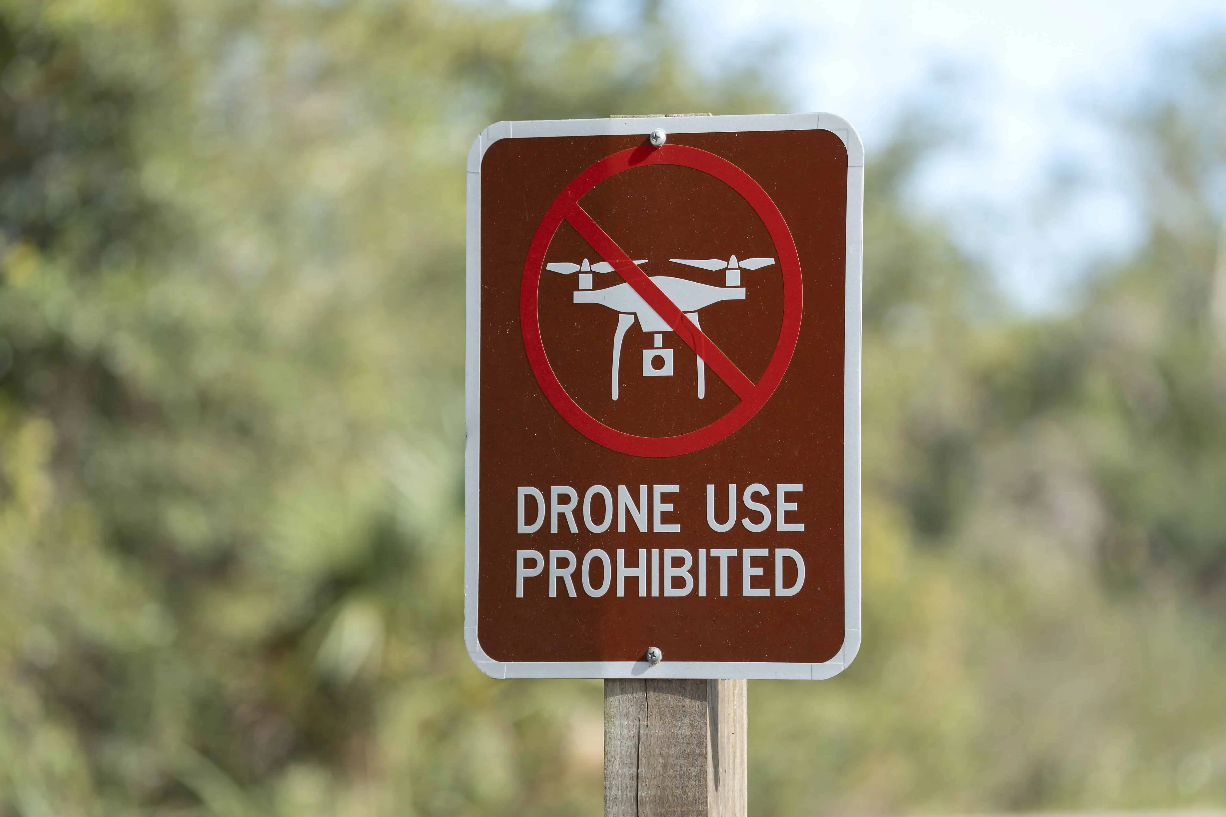 Signpost with warning about drone usage prohibition in national park.